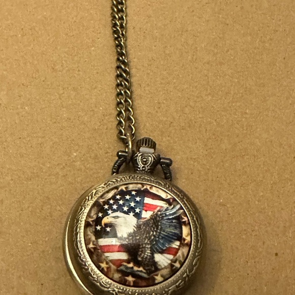 Eagle Pocket Watch with Chain. American 🇺🇸 Eagle 🦅 in front of the USA 🇺🇸 FLAG - Picture 2 of 4